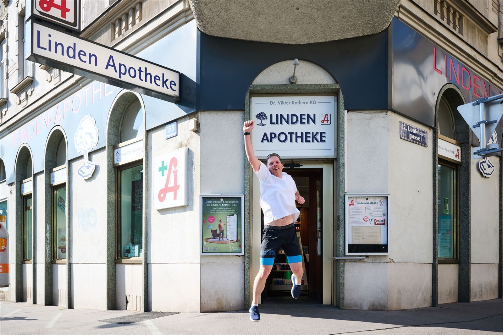 Eingang der Linden-Apotheke mit Apotheken-A an der Hernalser Hauptstraße